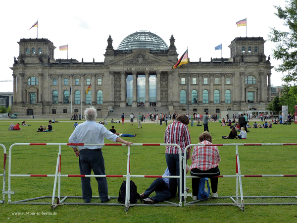 Sparse Crowd Waiting For Obama In Berlin